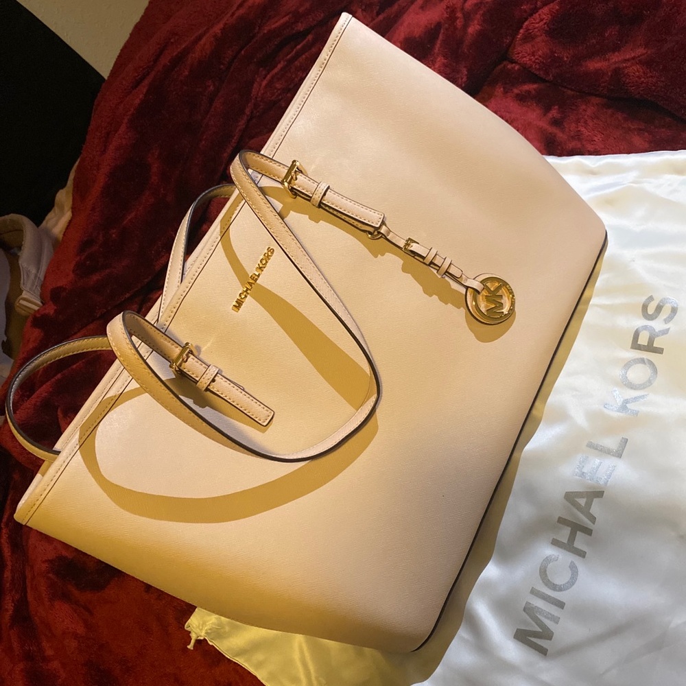 MICHAEL KORS LARGE HAND BAG